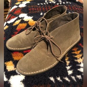 Men’s suede chukka shoes